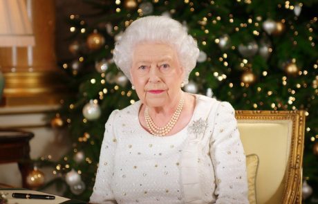 Britanska kraljica Elizabeta II. v poslanici poziva k miru v času nemirnega brexita