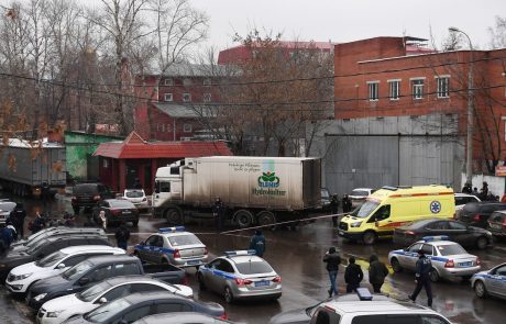 V streljanju v moskovski tovarni sladkarij najmanj ena smrtna žrtev