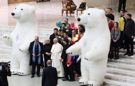 Papež razočaran nad popačenjem božiča