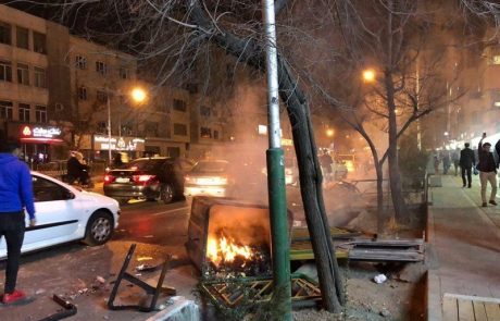 V nemirih v Iranu ponoči ubitih še devet ljudi