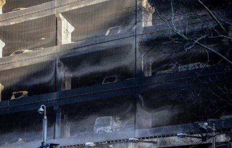 V obsežnem požaru v garažni hiši zgorelo na stotine avtomobilov