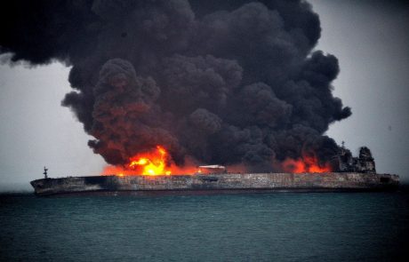 Tanker še vedno v plamenih pred obalo Kitajske