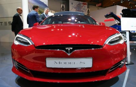 80 lastnikov avtomobilov Tesla proizvajalca toži zaradi zavajajočega oglaševanja