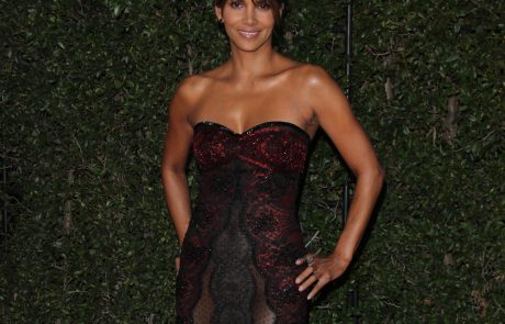Halle Berry bi težko pregledali v tej seksi prosojni obleki!