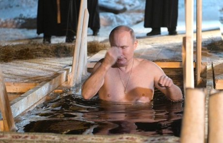 Putin se je ob pravoslavnem prazniku potopil v ledeno vodo
