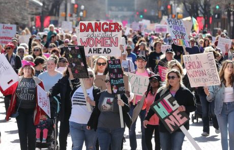 Prvo obletnico Trumpovega vladanja po ZDA zaznamovali protesti žensk