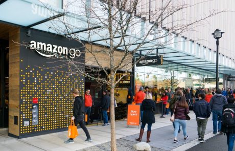 Amazon z večmesečno zamudo le odprl prvo trgovino brez blagajn