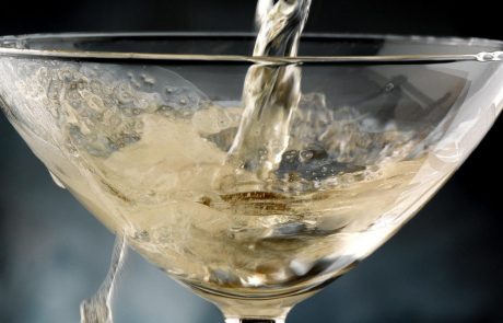 Preiskovalci razkrili, kaj je povzročilo zastrupitev s šampanjcem: Šlo je za ekstremno količino priljubljene plesne droge…
