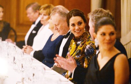 Kate Middleton presenetila z izbiro večerne obleke, ki jo je nosila na Švedskem