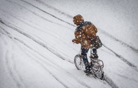 Severni del države je že zajelo močno sneženje, sneg se oprijema vozišč