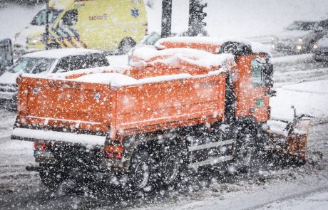 Večji del države zajelo obilno sneženje, na cestah že številne nevšečnosti