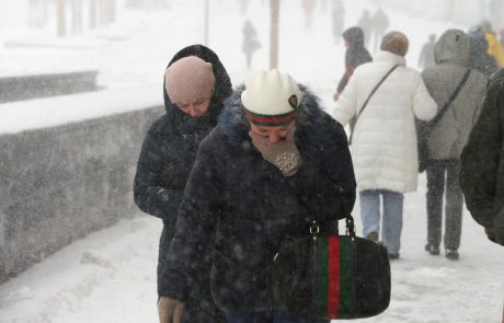 Rekordne količine snega v zadnjih sto letih povzročajo preglavice v sneženja in nizkih temperatur sicer vajeni Moskvi