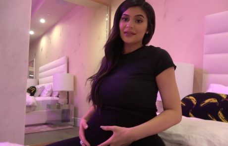 20-letna Kylie Jenner svetu sporočila, da je postala mama, in oboževalcem v videu razkrila potek nosečnosti