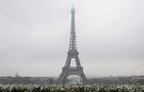 V Parizu zaradi sneženja zaprli Eifflov stolp