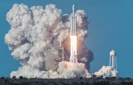 Space X z raketo v vesolje poslal avtomobil Tesla Elona Muska