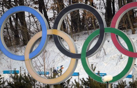 V Pyeongchangu podeljene prve kolajne, slovenski skakalci zunaj deseterice