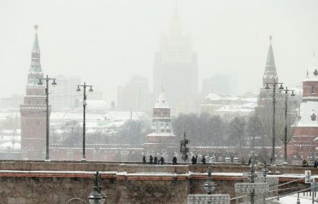 V bližini Moskve strmoglavilo potniško letalo z 71 ljudmi na krovu