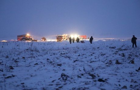 V Rusiji se nadaljujeta preiskava in iskanje trupel po letalski nesreči