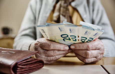 Golob z novembrom napovedal 700 evrov minimalne zajamčene pokojnine, decembra izplačilo božičnice za upokojence