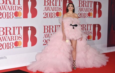 Rdeča preproga Brit Awards je postregla s kar nekaj bizarnostmi (foto)