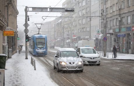 Zimske razmere in veter povzročajo težave v prometu na Hrvaškem