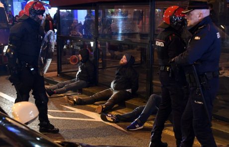 V Bilbau spopad navijačev, umrl policist