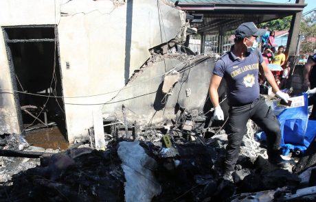 Na Filipinih letalo strmoglavilo na hišo: Mrtvih najmanj deset ljudi, med njimi tudi otroci