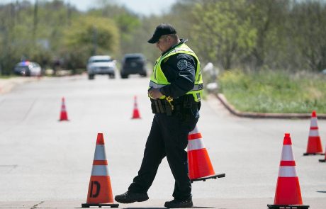 Domnevni bombni napadalec iz Teksasa se je ubil med policijsko akcijo