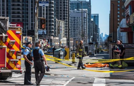 Število smrtnih žrtev napada s kombijem v Torontu naraslo na 10