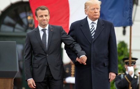 Macron Trumpu zmečkal roko in ustavil prekrvavitev