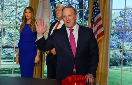 Spicerjev knjižni hvalospev bivšemu šefu Trumpu se ne prodaja preveč dobro