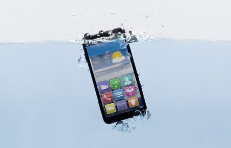 Zlata vreden trik: Kako rešiti telefon, ki vam je padel v vodo