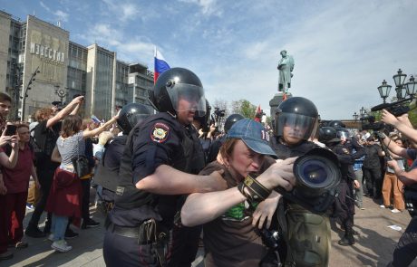 V Rusiji na protestih proti Putinu prijeli že več kot 1000 ljudi