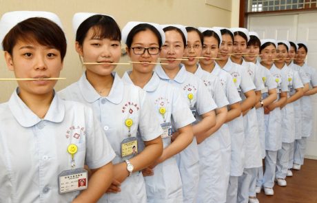 Kitajske medicinske sestre bodo s pomočjo jedilnih palčk v ustih prisilili do nasmeha