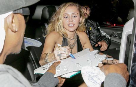 Miley Cyrus odvrgla modrček in pokazala dekolte do popka