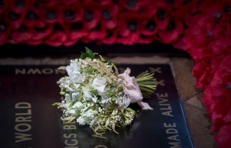 Poročni šopek Meghan Markle pristal na grobu