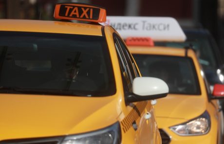 V Moskvi taksist zapeljal v množico ljudi