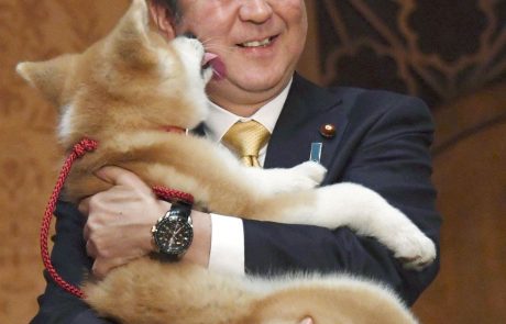 Nekdanji japonski premier Shinzo Abe po strelskem napadu v bolnišnici umrl