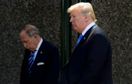 Trumpovega svetovalca po vrhu G7 zadela kap