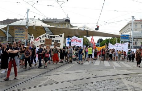 Na Dunaju več deset tisoč protestnikov proti 12-urnemu delovniku