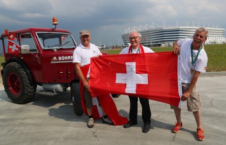 Švicar s prijateljema na ogled tekme v Rusiji kar s traktorjem