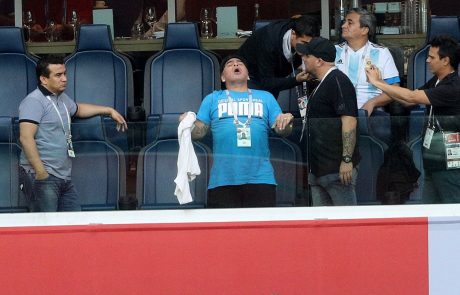 Žalostni posnetki:  Maradona, ki je le še senca sebe, po drami v Sankt Peterburgu potreboval zdravniško pomoč