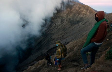 Po potresu in cunamiju na indonezijskem otoku izbruhnil še ognjenik
