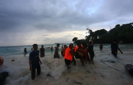 V nesreči trajekta v Indoneziji 29 mrtvih, 40 jih pogrešajo