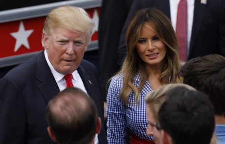 “Kot namizni prt”: Melania Trump presenetila z nenavadnim stajlingom