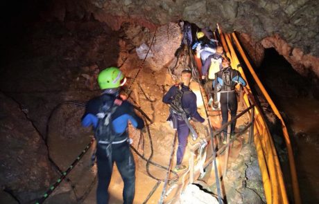 Na Tajskem začeli novo reševalno akcijo v jami ujetih dečkov