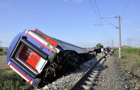 Število žrtev železniške nesreče v Turčiji se je povzpelo na 24