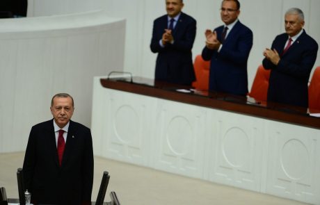 Erdogan prisegel kot predsednik Turčije in državo popeljal v predsedniški sistem