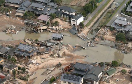 Na Japonskem število žrtev poplav naraslo že na 156