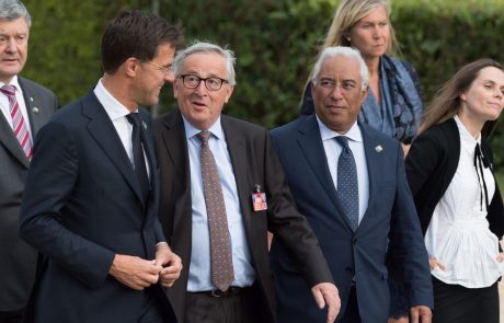 Junckerja na vrhu Nata izdale noge, na slavnostno večerjo so ga odpeljali z vozičkom (video)